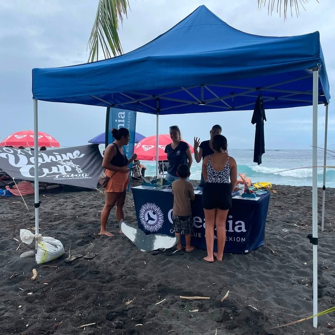 Tente bleue sur la plage pendant la compétition